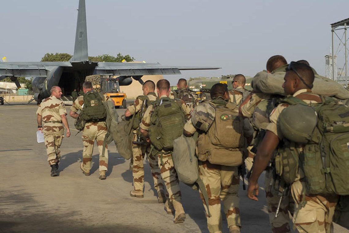 La France en  Afrique. Les Militaires ou les Ingénieurs  2 : La présence militaire française au Sénégal remise en cause par le nouveau régime