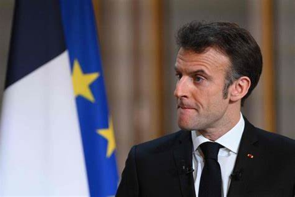 Législatives : Macron veut "barrer la route au RN", mais sa stratégie vacille
