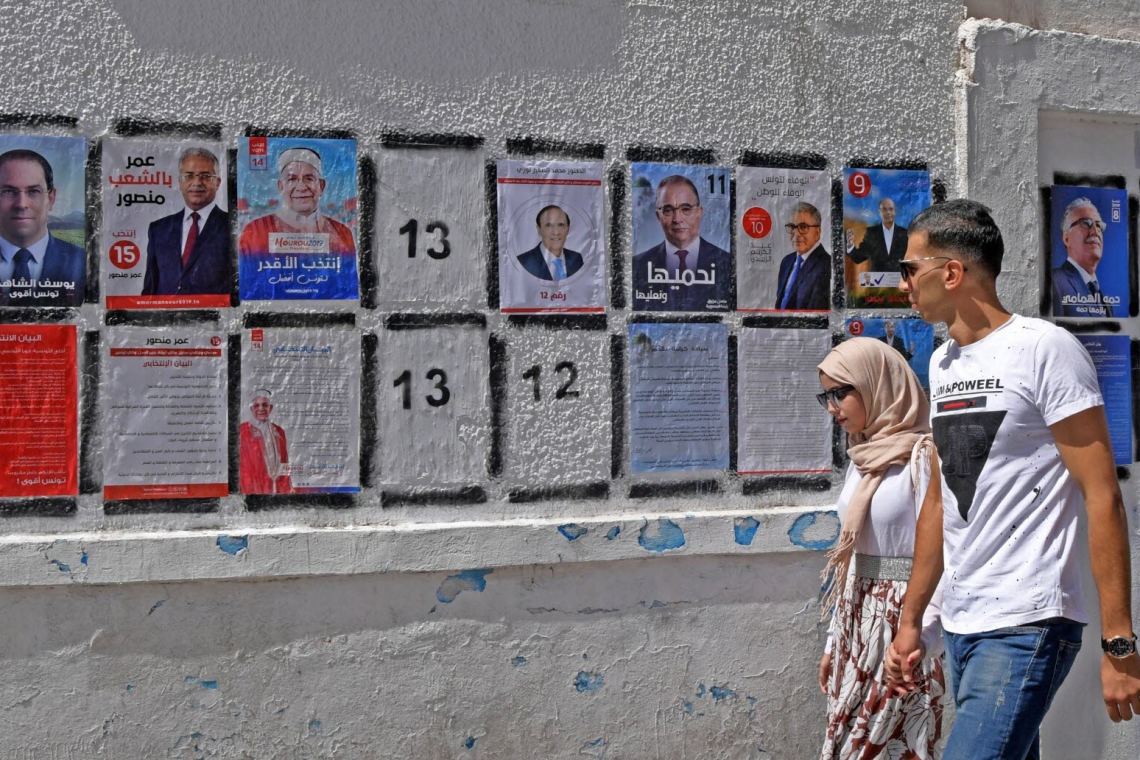 Une annonce nouvelle et inattendue Le président tunisien Kaïs Saïed a récemment annoncé la tenue de l'élection présidentielle pour le 5 octobre 2024. Cette annonce survient dans un contexte politique tendu et marque potentiellement un tournant dans la vie politique du pays. Un pouvoir de plus en plus répressif Depuis la prise de pouvoir de Kaïs Saïed en juillet 2021, la Tunisie a connu une dérive autoritaire : •	Dissolution du parlement •	Concentration des pouvoirs entre les mains du président •	Arrestations d'opposants politiques et de journalistes •	Restrictions des libertés d'expression et de la presse Ces actions ont suscité de vives inquiétudes au sein de la communauté internationale et de la société civile tunisienne quant à l'avenir démocratique du pays. Des opérations de vote : vitrine ou réel besoin démocratique ? L'annonce de cette élection soulève plusieurs questions : 1.	S'agit-il d'une véritable volonté de retour à un processus démocratique ? 2.	Cette élection sera-t-elle libre et équitable ? 3.	Les opposants politiques pourront-ils participer sans entraves ? Certains observateurs voient dans cette annonce une tentative de légitimation du pouvoir en place, tandis que d'autres y perçoivent un signe positif pour l'avenir démocratique de la Tunisie. La préservation des libertés publiques en question L'enjeu majeur de cette élection sera la préservation des libertés publiques et des acquis démocratiques de la révolution de 2011 : •	Liberté d'expression et de la presse •	Indépendance de la justice •	Pluralisme politique •	Respect des droits de l'homme La manière dont se déroulera le processus électoral sera un indicateur crucial de la volonté réelle du pouvoir de respecter ces principes démocratiques. Conclusion L'annonce de l'élection présidentielle du 5 octobre en Tunisie suscite à la fois espoir et scepticisme. Si elle peut être perçue comme un pas vers un retour à la normalité démocratique, les actions répressives du régime actuel jettent un doute sur la sincérité de cette démarche.La communauté internationale et la société civile tunisienne devront rester vigilantes pour s'assurer que cette élection ne soit pas qu'une façade démocratique, mais bien une opportunité réelle pour le peuple tunisien de choisir librement ses dirigeants et de préserver les libertés publiques durement acquises.L'avenir démocratique de la Tunisie dépendra largement de la manière dont ce processus électoral sera conduit et de la capacité du pays à surmonter ses divisions politiques actuelles pour renouer avec les idéaux de la révolution de 2011.