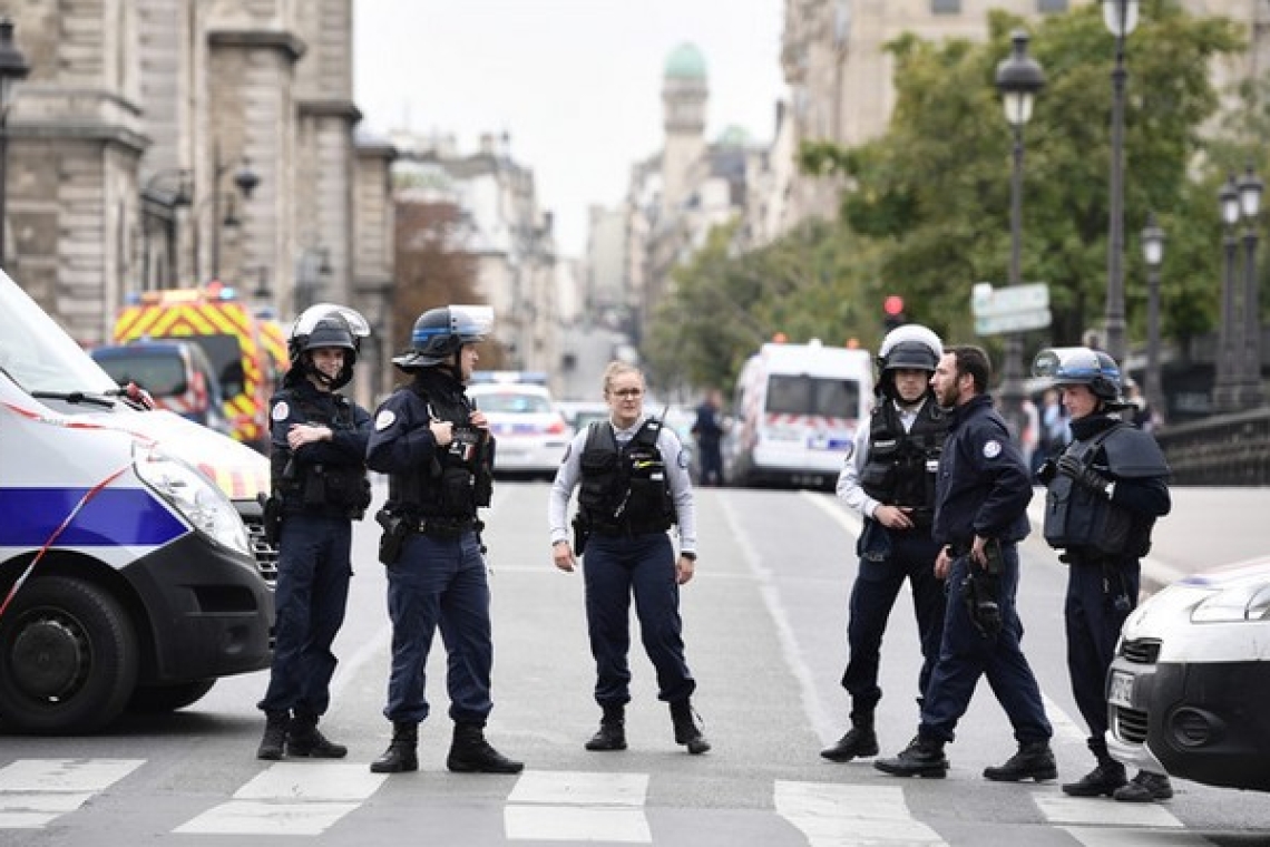 Attaque au couteau près des Champs-Élysées : un policier blessé, l'agresseur neutralisé