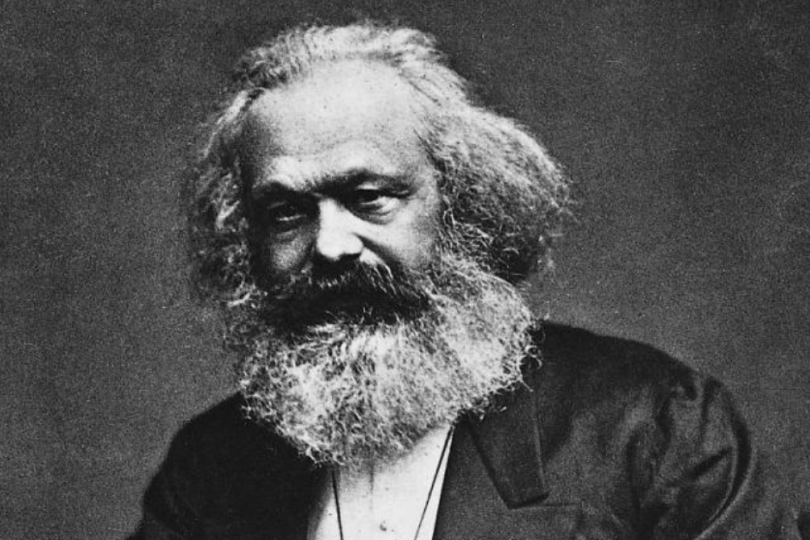 La pertinence persistante de Marx Bien que certaines considèrent les idées de Marx comme dépassées, sa critique du capitalisme reste pertinente pour les crises sociales actuelles en Occident.. Marx a identifié des contradictions fondamentales du capitalisme qui sont toujours d'actualité : •	La suraccumulation du capital conduisant à des crises économiques récurrentes •	L'exploitation du travail et les inégalités croissantes •	L'aliénation des travailleurs dans un système axé sur le profit Le capitalisme est-il la solution ? Le capitalisme a montré sa capacité à générer de la croissance et de l'innovation, mais aussi à créer des inégalités et des crises.. Certains arguments selon lesquels un capitalisme régulé et « adouci » pourraient résoudre ces problèmes, mais les critiques marxistes soulignent que ces contradictions sont inhérentes au système. La pertinence du keynésianisme Le keynésianisme, qui prône l'intervention de l'État pour réguler l'économie, est parfois vu comme une alternative au marxisme ou au capitalisme pur. Cependant, ses limites ont été exposées lors de crises récentes. Pourquoi lire Marx aujourd'hui ? Malgré les échecs historiques du communisme, les analyses de Marx sur les dynamiques du capitalisme restent précieuses pour comprendre les enjeux économiques et sociaux actuels.. Sa pensée offre un cadre critique pour analyser les crises et les inégalités persistantes. Vers un capitalisme «édulcoré» ? Certains cherchent à combiner des éléments de la pensée marxiste avec un capitalisme plus régulé et socialement responsable. Cela pourrait inclure : •	Une meilleure redistribution des richesses •	Des droits du travail renforcés •	Une régulation plus stricte des marchés financiers •	Des politiques environnementales plus ambitieuses Cependant, les critiques argumentent que ces mesures ne résolvent pas les contradictions fondamentales identifiées par Marx.En conclusion, bien que le capitalisme reste le système dominant, les idées de Marx continuent d'offrir un cadre d'analyse pertinent pour comprendre et effectivement résoudre les crises sociales en Occident. Le défi consiste à trouver un équilibre entre efficacité économique et justice sociale, en s'inspirant de diverses théories économiques, y compris celle de Marx.