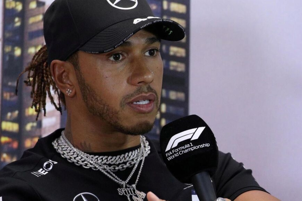 Stars et people : Lewis Hamilton se prend au jeu - On l'a vu à Paris au stade