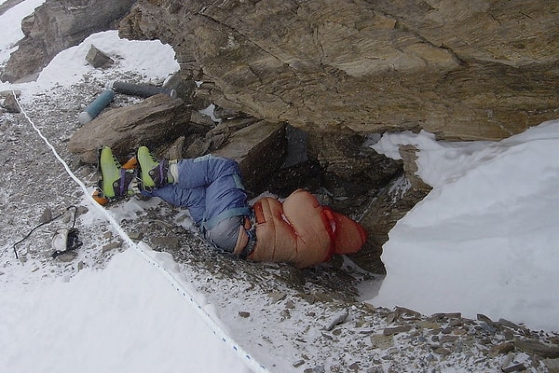 Effondrements du massif au Mont Blanc : la situation est grave, déjà un mort et 18 alpinistes impliqués