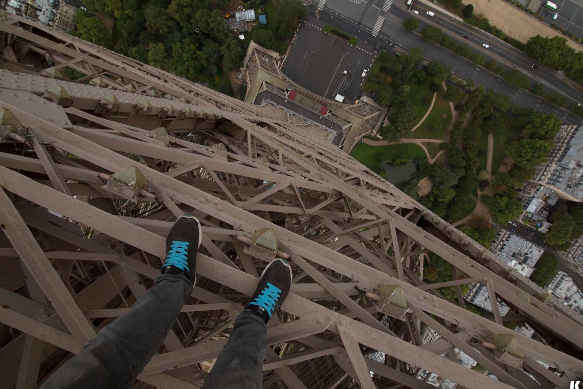 Paris : Un Homme Escalade la Tour Eiffel à Mains Nues