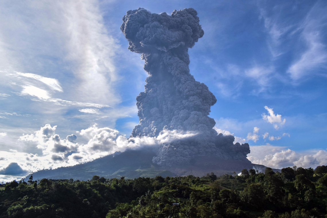 Indonésie : Des alpinistes fuient une éruption volcanique surprise