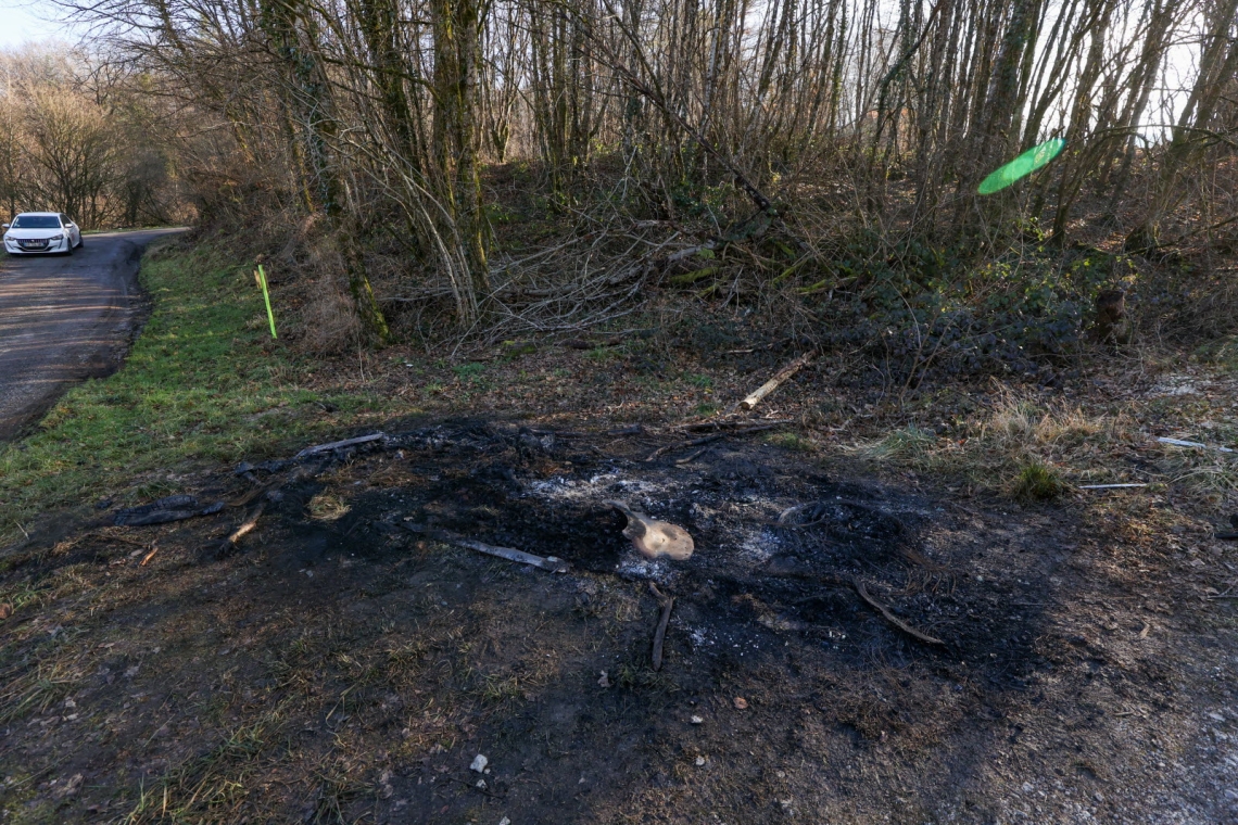 Hauts-de-Seine : Un corps calciné découvert dans un véhicule incendié