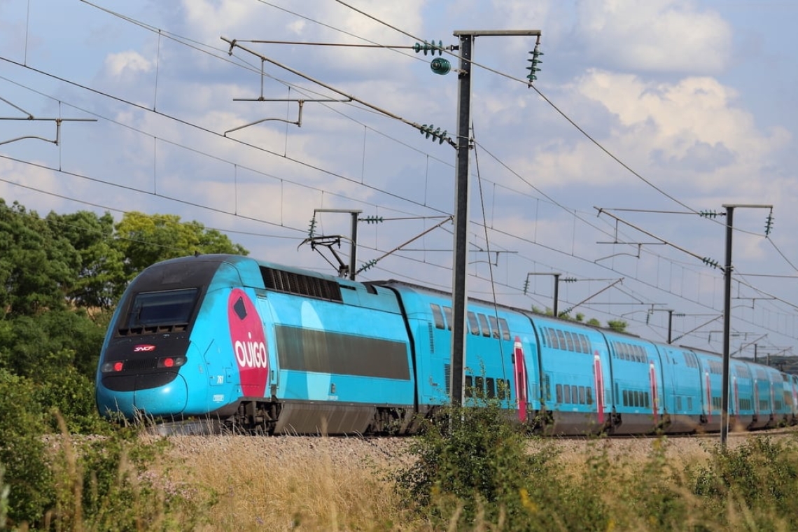 Le Pass Rail, une initiative du gouvernement français pour encourager les jeunes à voyager en train, a été vendu à 235 000 exemplaires cet été, un chiffre bien en deçà des attentes initiales.