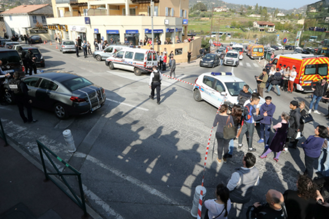 OMONDO SOCIÉTÉ : Fusillade meurtrière dans un lycée américain - Un suspect de 14 ans arrêté