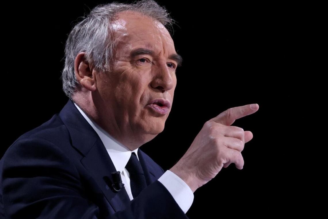 OMONDO POLITIQUE - Bayrou appelle à un renouvellement du gouvernement