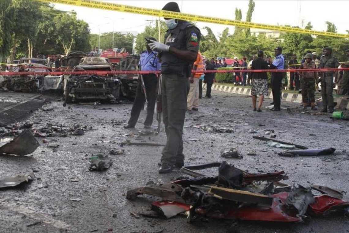 Un attentat à la bombe a secoué le Cameroun, faisant un mort et six blessés. Cet acte de violence s'inscrit dans un contexte sécuritaire tendu dans certaines régions du pays. Un attentat meurtrier L'explosion s'est produite dans une zone non précisée du Cameroun, causant la mort d'une personne et bénissant six autres. Les circonstances exactes de l’attentat restent à éclaircir. Contexte sécuritaire fragile Cet incident survient alors que le Cameroun fait face à plusieurs défis sécuritaires, notamment : •	L'insurrection de Boko Haram dans l'Extrême-Nord •	La crise séparatiste dans les régions anglophones du Nord-Ouest et du Sud-Ouest Réaction des autorités Le gouvernement camerounais a été condamné pour cet acte terroriste et promet une enquête approfondie pour identifier et traduire en justice les responsables. Conclusion : un appel à la vigilance Cet attentat rappelle la fragilité de la situation sécuritaire au Cameroun. Il souligne la nécessité de renforcer les mesures de sécurité et de poursuivre les efforts de dialogue pour résoudre les crises en cours dans le pays.