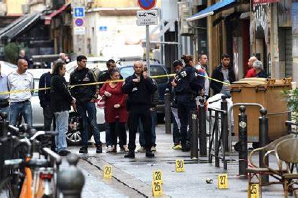 Une fusillade survenue samedi soir dans la cité des Iris à Marseille a fait deux morts et quatre blessés. Cet incident tragique met en lumière la violence qui sévit dans certains quartiers de la ville. Un climat de peur Les habitants des quartiers nord vivent dans un climat de peur constant, où les règlements de comptes sont fréquents. Les autorités locales sont sous pression pour trouver des solutions durables à cette violence endémique. Réactions politiques Les élus locaux ont exprimé leur indignation et leur inquiétude face à cette situation. Des appels à renforcer la sécurité et à améliorer les conditions de vie dans ces quartiers se multiplient, mais les réponses semblent souvent insuffisantes. Un débat sur la sécurité et la prévention Cette tragédie soulève des questions cruciales sur la sécurité publique à Marseille. Faut-il renforcer la présence policière ou investir davantage dans des programmes sociaux pour prévenir la violence ? Comment impliquer les communautés locales dans la recherche de solutions ? Ce drame pourrait être l'occasion d'un débat national sur les politiques de sécurité et d'intégration.