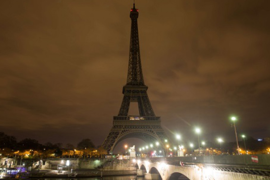  OMONDO MÉMOIRE - La tour Eiffel s'éteint en hommage aux victimes du 7 octobre