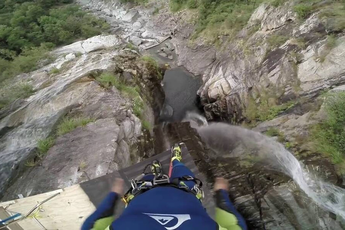 Un Français a récemment battu le record du monde du "plongeon de la mort" en réalisant un saut spectaculaire depuis une hauteur vertigineuse de 44 mètres.