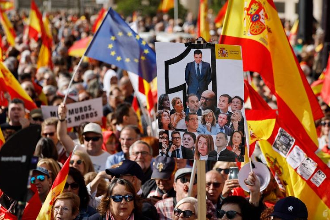 OMONDO POLITIQUE - Espagne : Manifestation massive à Madrid contre Pedro Sanchez