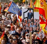 OMONDO POLITIQUE - Espagne : Manifestation massive à Madrid contre Pedro Sanchez