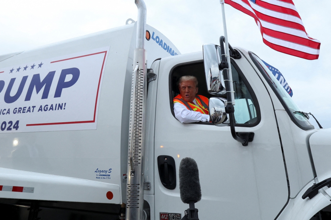 OMONDO POLITIQUE - Trump se met en scène dans un camion poubelle après les propositions de Biden