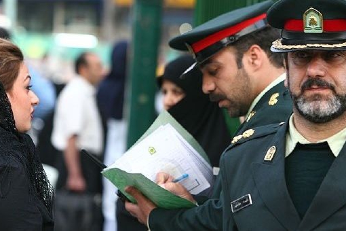 OMONDO SOCIÉTÉ - Iran : Une étudiante défie la police des mœurs, réactions politiques