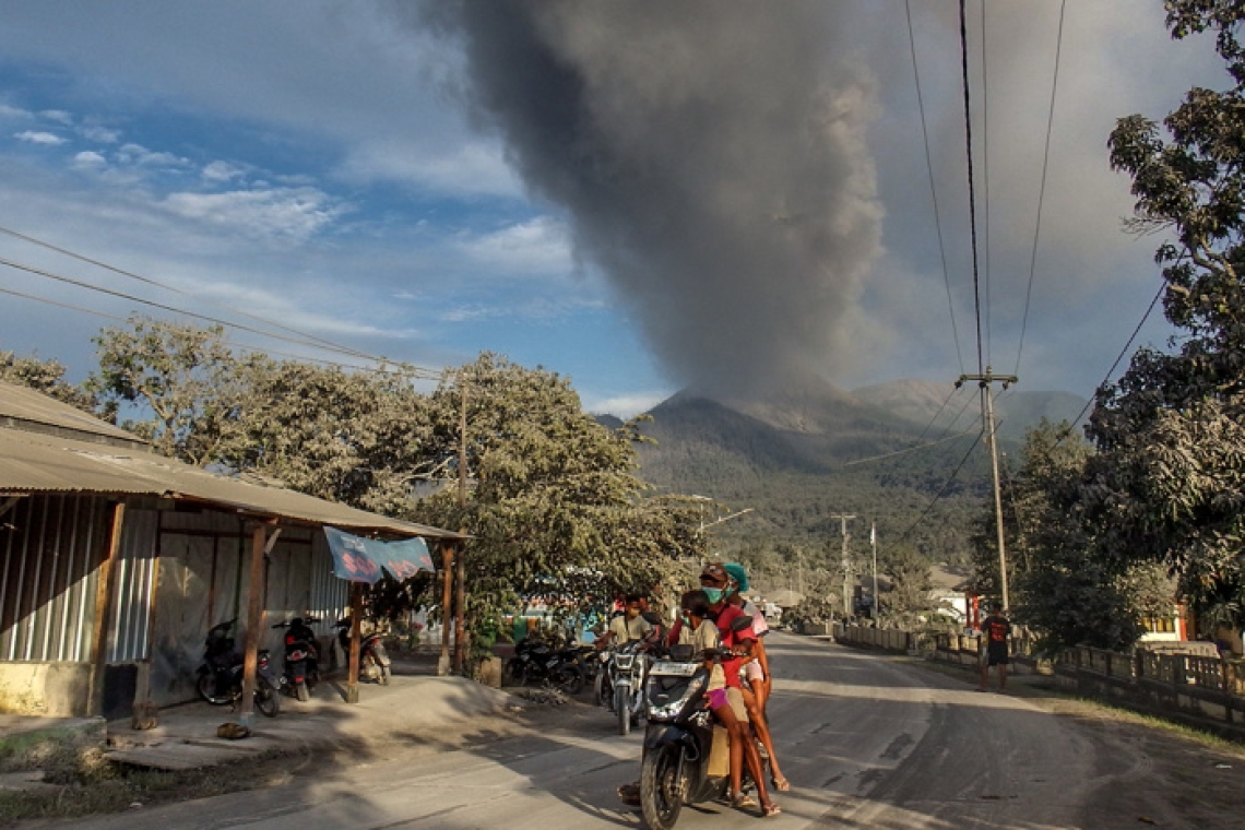 OMONDO ENVIRONNEMENT - Indonésie : un nuage de cendres de près de 8 kilomètres dans une nouvelle éruption volcanique