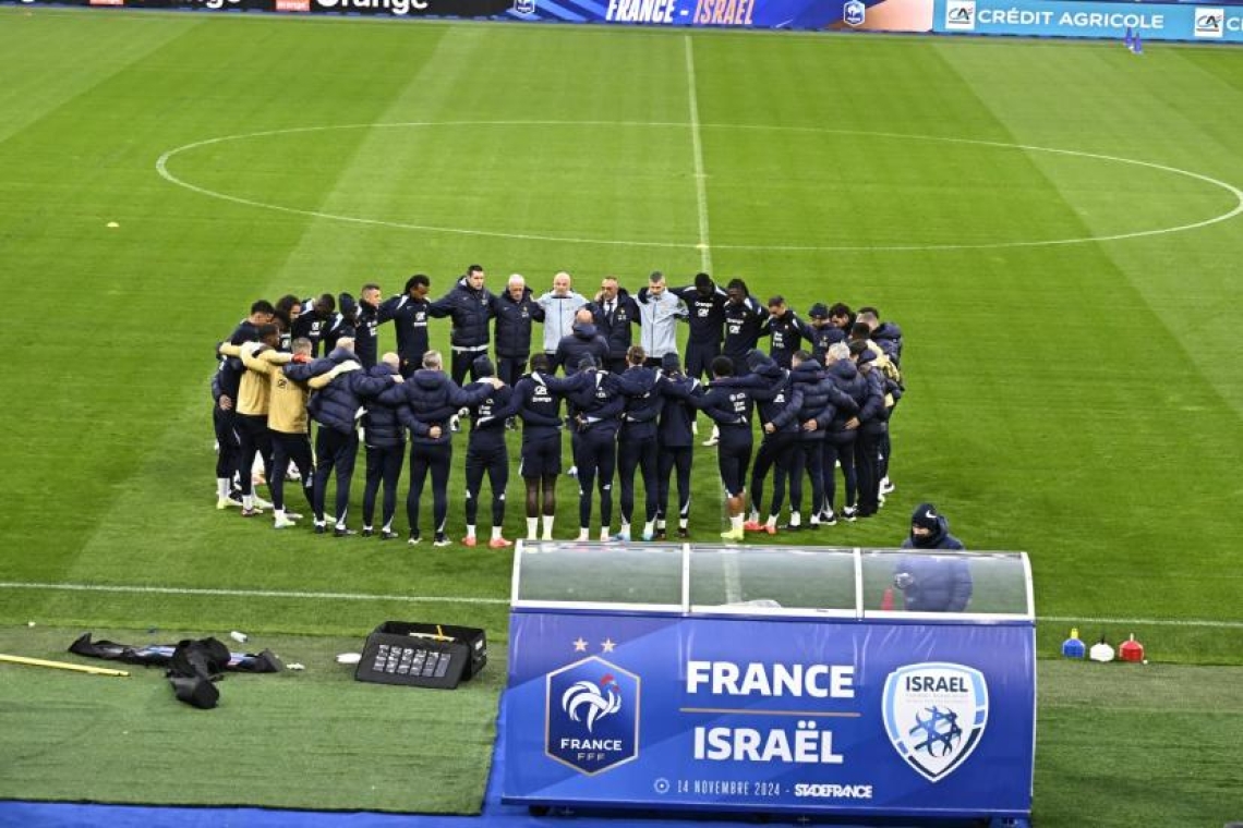 OMONDO SPORT - Hommage des Bleus aux victimes des attentats du 13 novembre 2015 au Stade de France