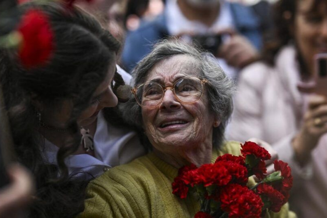 OMONDO HISTOIRE - Portugal : la «dame aux œillets», symbole de la révolution de 1974, est décédée