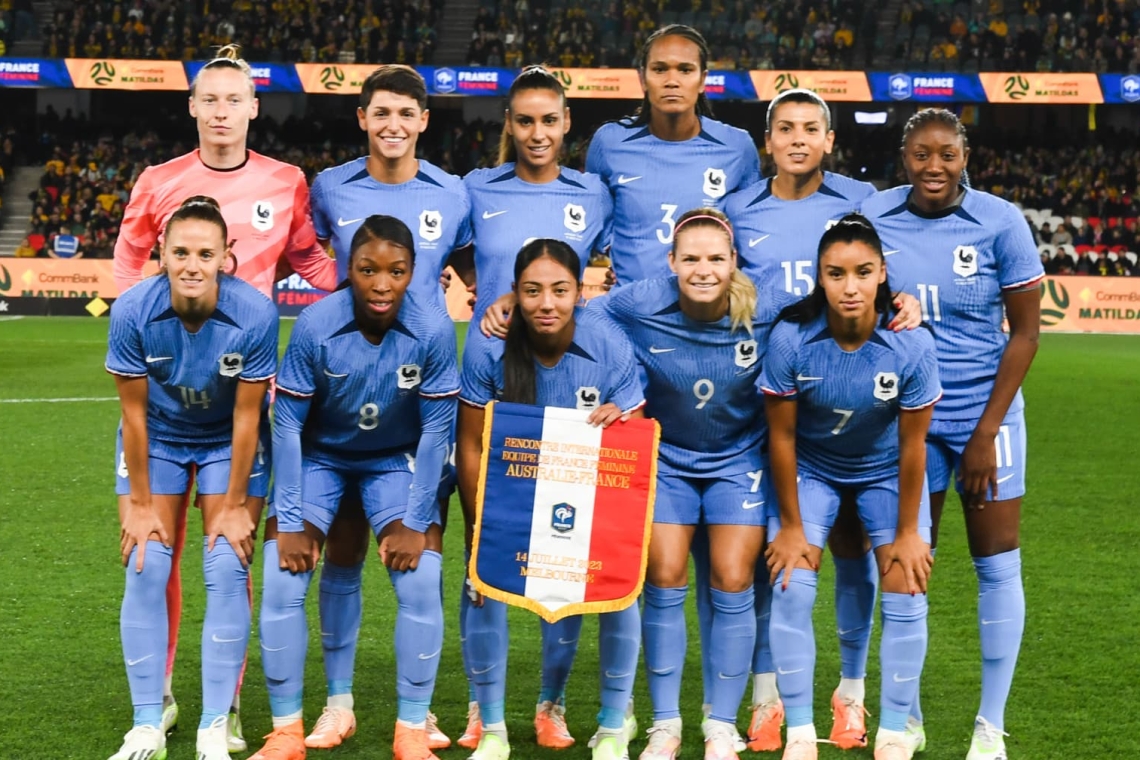 Un dernier match décisif pour l'équipe de France féminine L'équipe de France féminine de football a encore une chance de terminer en tête de son groupe en Ligue des nations. Les Bleues affronteront l'Italie dimanche soir lors de la 6e et dernière journée de la compétition. Conditions pour finir premières •	Victoire obligatoire contre l'Italie •	Espérer un faux pas de la Norvège face à l'Autriche Enjeux de la rencontre •	Qualification pour le "Final Four" de la Ligue des nations •	Préparation optimale pour les Jeux Olympiques de Paris 2024 Composition probable Didier Deschamps devrait effectuer plusieurs changements par rapport au match contre Israël, avec une possible attaque composée d'Olise, Nkunku, Coman et Thuram.