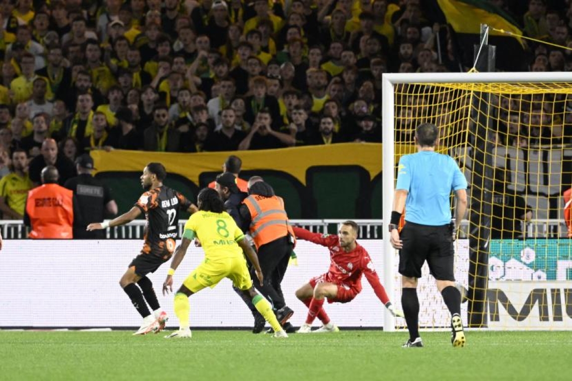 Ligue 1 : des supporters en colère tentent d'entrer sur la pelouse de la Beaujoire, révélateur des tensions du football français