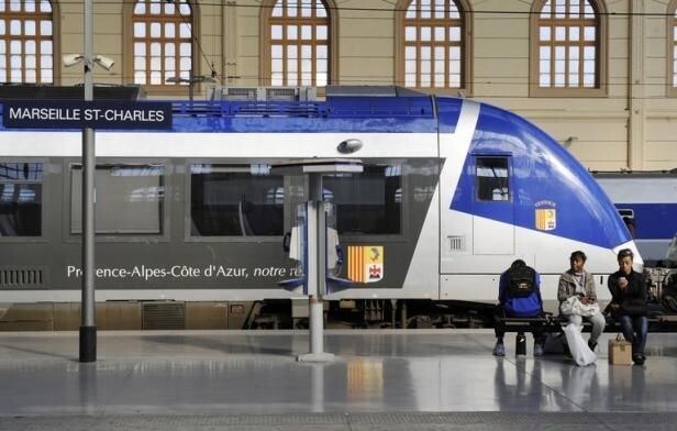 1444x920_voyageurs-attendent-train-quai-gare-saint-charles-16-avril-2010-marseille.jpg