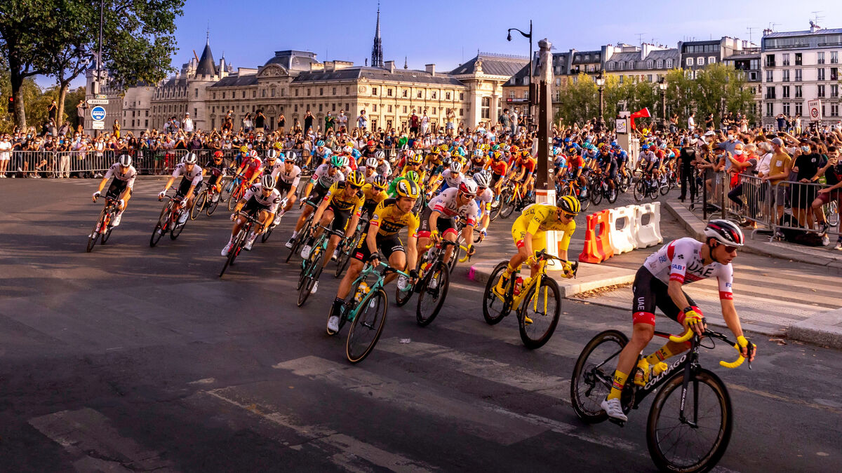 initial-peloton-tour-de-france-paris.jpg