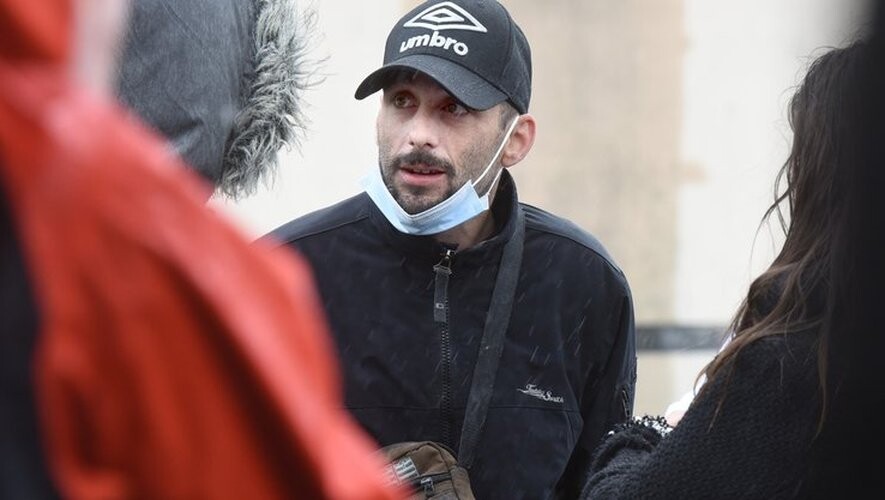 DDM- MARIE PIERRE VOLLE 5 MOIS APRES SA DISPARITION LES AMIS DE DELPHINE JUBILLAR ONT ORGANISE UN RASSEMBLEMENT SUIVI DE RECHERCHES CEDRIC JUBILLAR SON MARI EST PRESENT