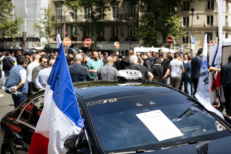 1757317-un-taxi-en-greve-a-paris.jpg