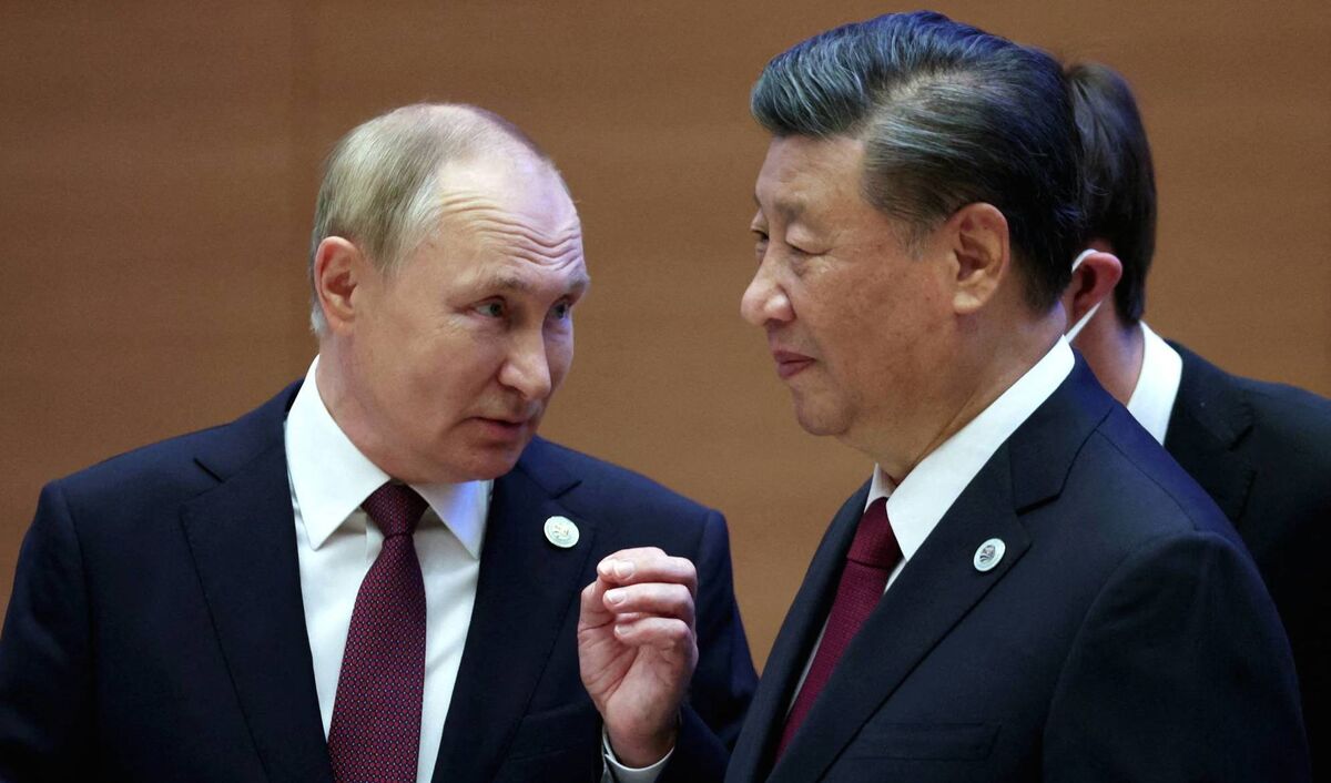 Russian President Vladimir Putin speaks with Chinese President Xi Jinping before an extended-format meeting of heads of the Shanghai Cooperation Organization summit (SCO) member states in Samarkand, Uzbekistan September 16, 2022. Sputnik/Sergey Bobylev/Pool via REUTERS ATTENTION EDITORS - THIS IMAGE WAS PROVIDED BY A THIRD PARTY.     TPX IMAGES OF THE DAY     