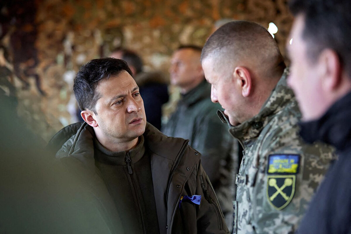 Ukrainian President Volodymyr Zelensky (L) listens to explanations during a military drill outside the city of Rivne, northern Ukraine on Wednesday on February 16, 2022.   Photo by Ukrainian Defense Ministry/UPI/ABACAPRESS.COM  News  | BRUPI20220216_038 Rivne Ukraine