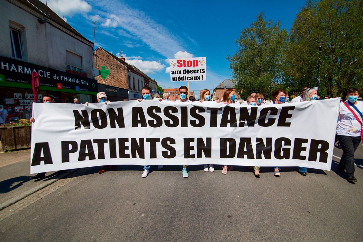 Plusieurs centaines de personnes sont venues manifester contre la desertification medicale qui sevit dans lÕavesnois. Medecin, elus locaux et population sont venus apporter leur soutien // Several hundred people have come to demonstrate against the medical desertification that is raging in avesnois. Doctor, local elected officials and population came to provide their support//VOITURONMARCEAU_0001785/2105291433/Credit:Marceau Voituron/SIPA/2105291433