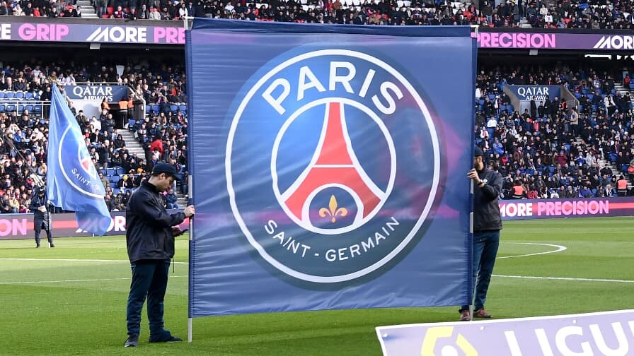 Le-logo-du-PSG-pendant-un-match-au-Parc-des-Princes-en-mars-2023-1614562.jpg