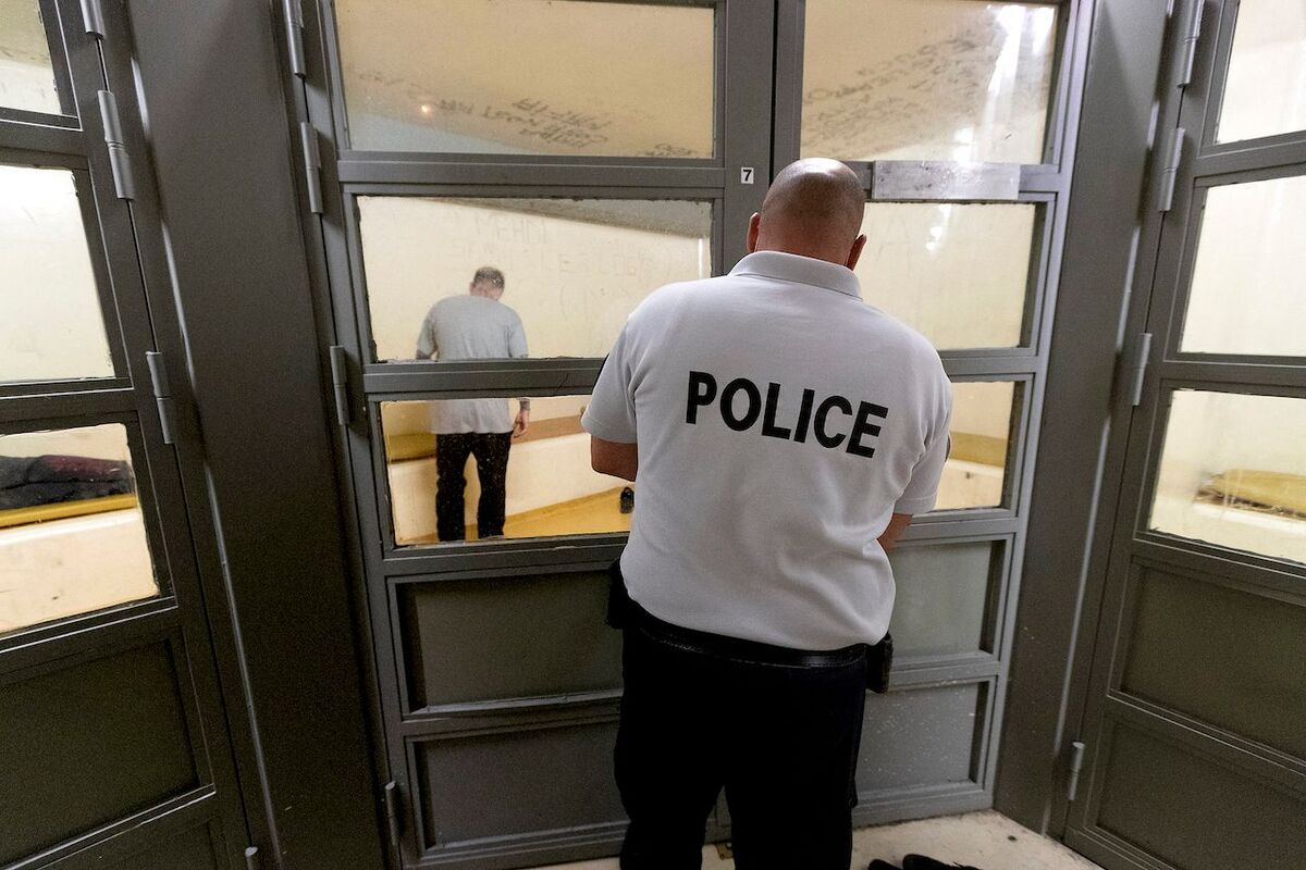 Guillaume Bonnefont/IP3, Montpellier, France le 1er juin. Les cellules de garde a vue du commissariat centrale de Montpellier. Un policier ramene une personne dans sa cellule.The custody cells of the central police station in Montpellier. A policeman brings a person back to his cell. (MaxPPP TagID: maxnewsfrfour753013.jpg) [Photo via MaxPPP]