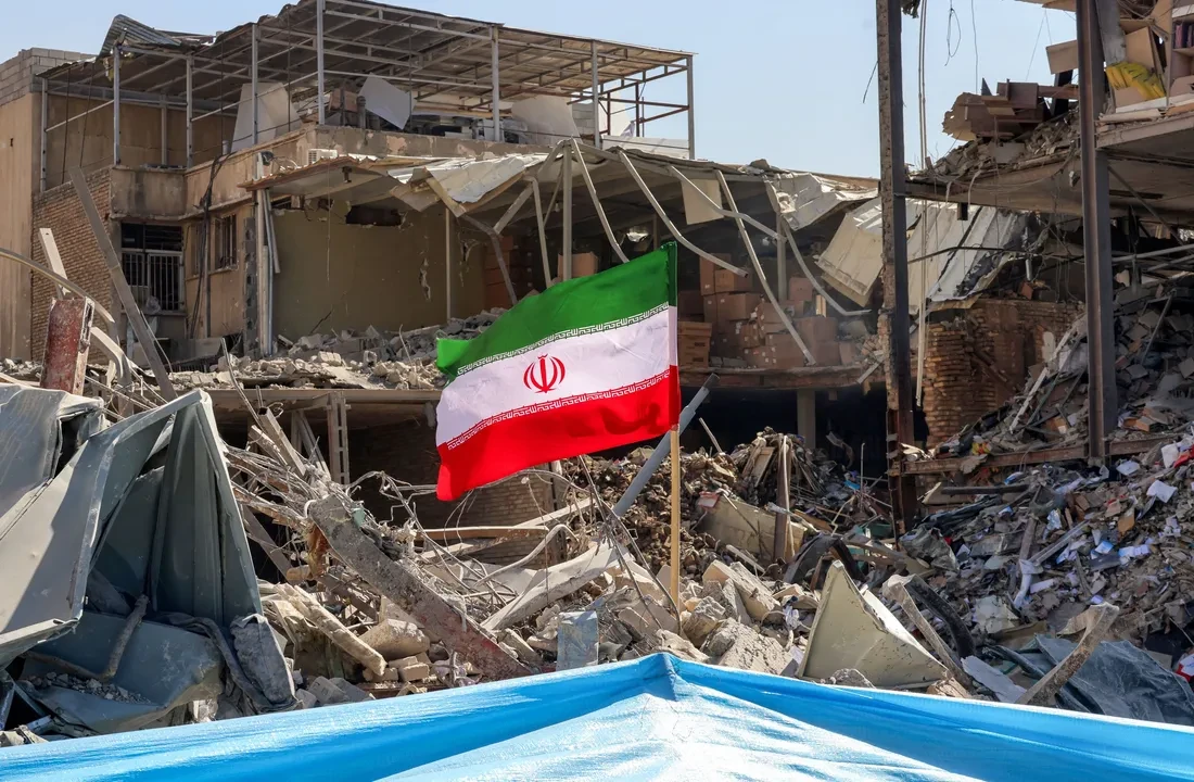 IRAN_GUERRE_DRAPEAU_AFP_Atta_Kenare1772536749966.webp