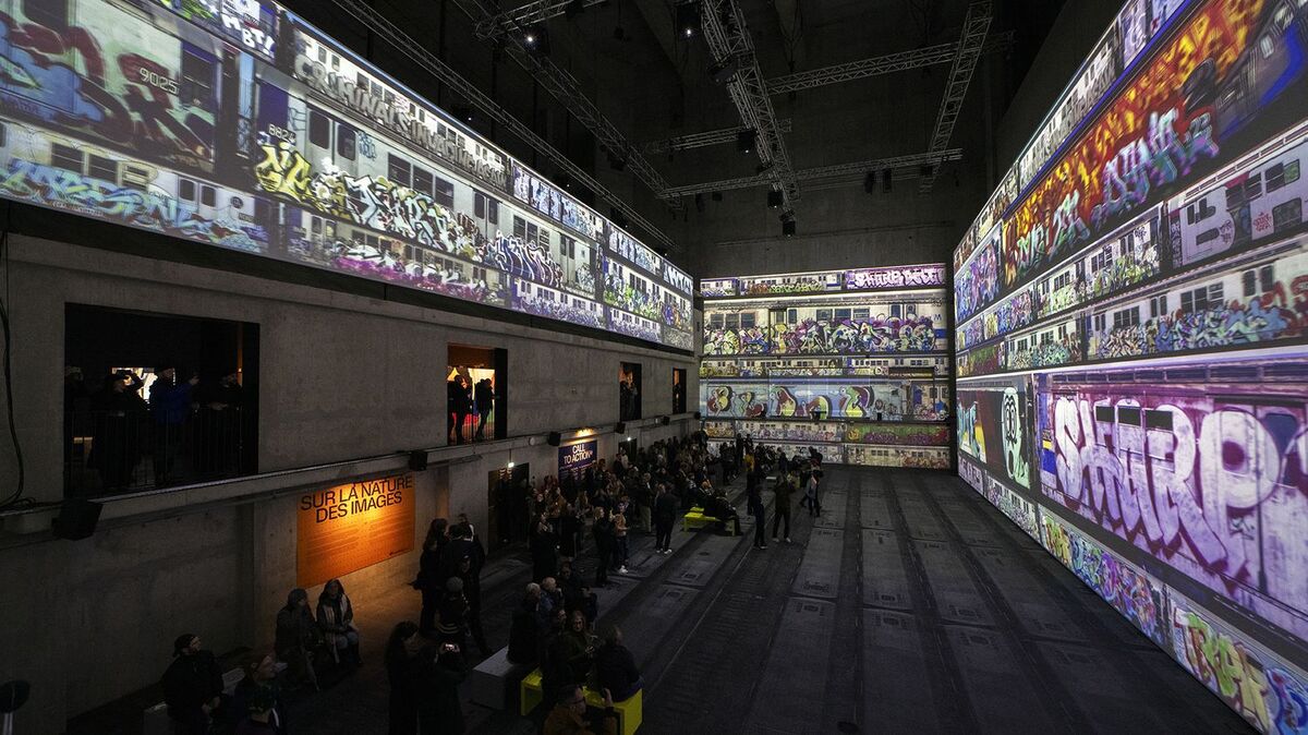 vue-de-l-exposition-loading-l-art-urbain-a-l-ere-numerique-2-c-didier-plowy-pour-grand-palais-immersif-2023-657344fc5a765179625404.jpg