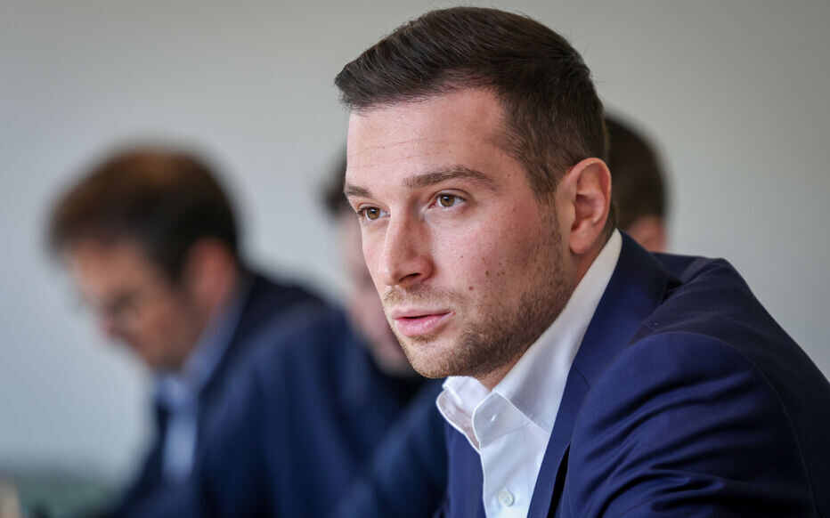 PolitiqueParis (XVe ), le 24/10/2025Jordan Bardella (présidnet du parti Le Rassemblement National) face aux lecteurs du Journal du Parisien/ Aujour'hui en France au siège du quotidien.Photo LP / Fred Dugit