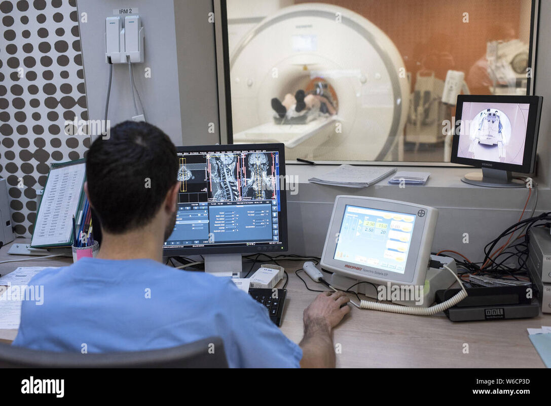 clermont-ferrand-centre-de-la-france-service-de-radiologie-a-l-hopital-universitaire-le-personnel-medical-l-examen-irm-w6cp3d.jpg