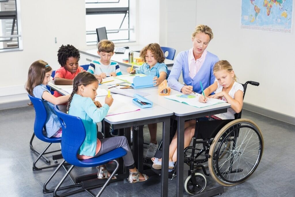 teacher-helping-kids-with-their-homework-classroom-1024x683.jpg