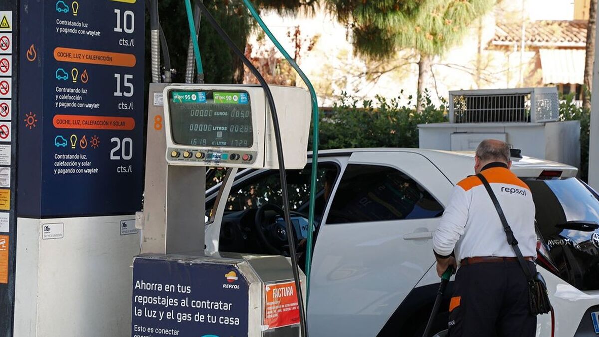 23 March 2026, Spain, Palma: A worker fills up a car at a Repsol gas station in Palma, Mallorca. Since yesterday, the Spanish government has taken measures to curb rising fuel prices by lowering the applicable taxes. Photo: Clara Margais/dpa - urn:newsml:dpa.com:20090101:260323-99-922125 - //Clara Margais/DPA/SIPA/2603232214