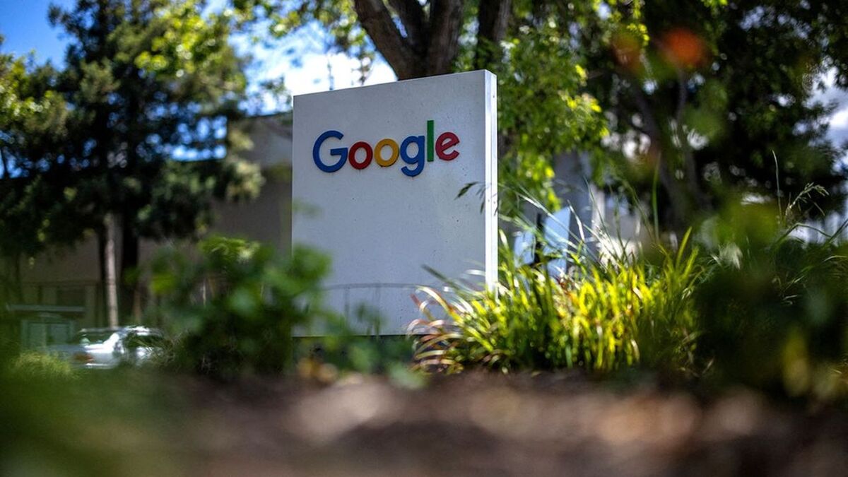 FILE PHOTO: A Google logo is seen at a company research facility in Mountain View, California, U.S., May 13, 2025. REUTERS/Carlos Barria/File Photo