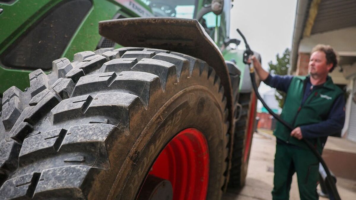 13 April 2026, Saxony, Steinbach: An employee of a farm fills up a tractor with diesel. The Saxon Farmers' Association welcomes the temporary reduction in energy tax on diesel and petrol announced by the German government. Photo: Jan Woitas/dpa (Photo by JAN WOITAS / dpa Picture-Alliance via AFP)