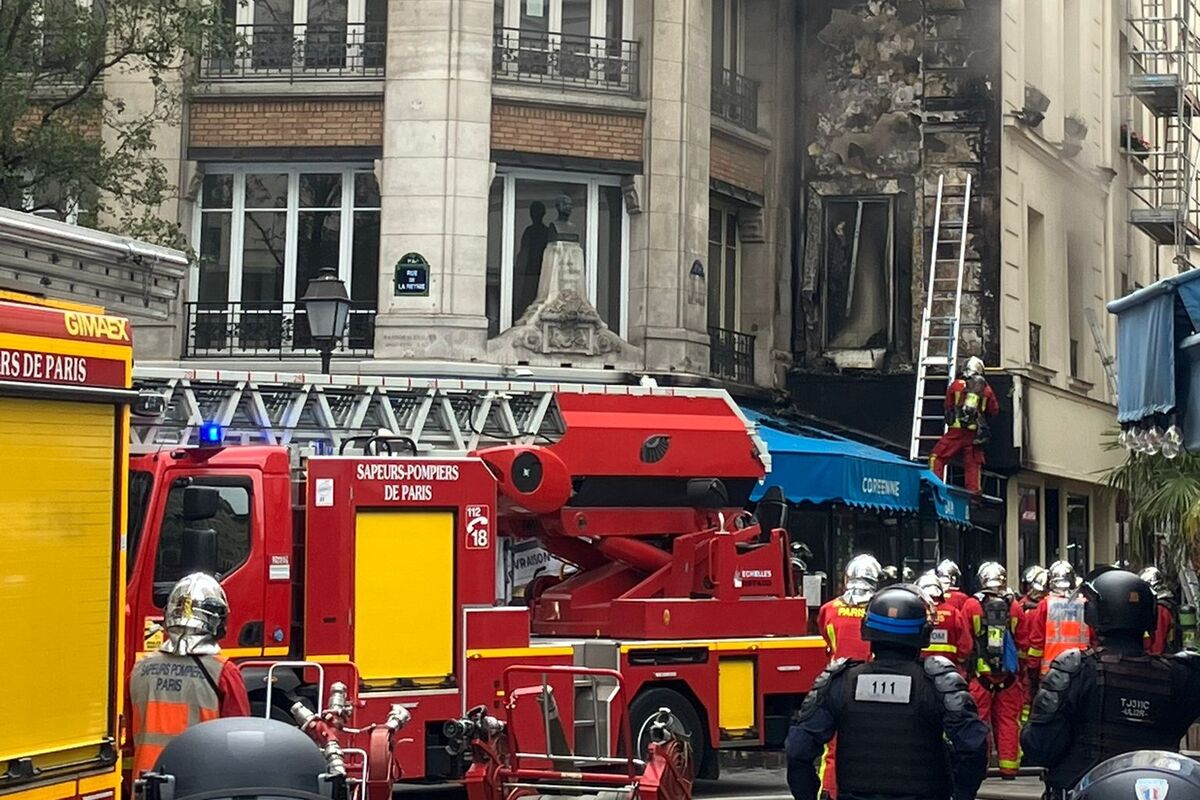 1780381-la-facade-d-un-immeuble-de-paris-en-feu-le-10-septembre-2025.jpg