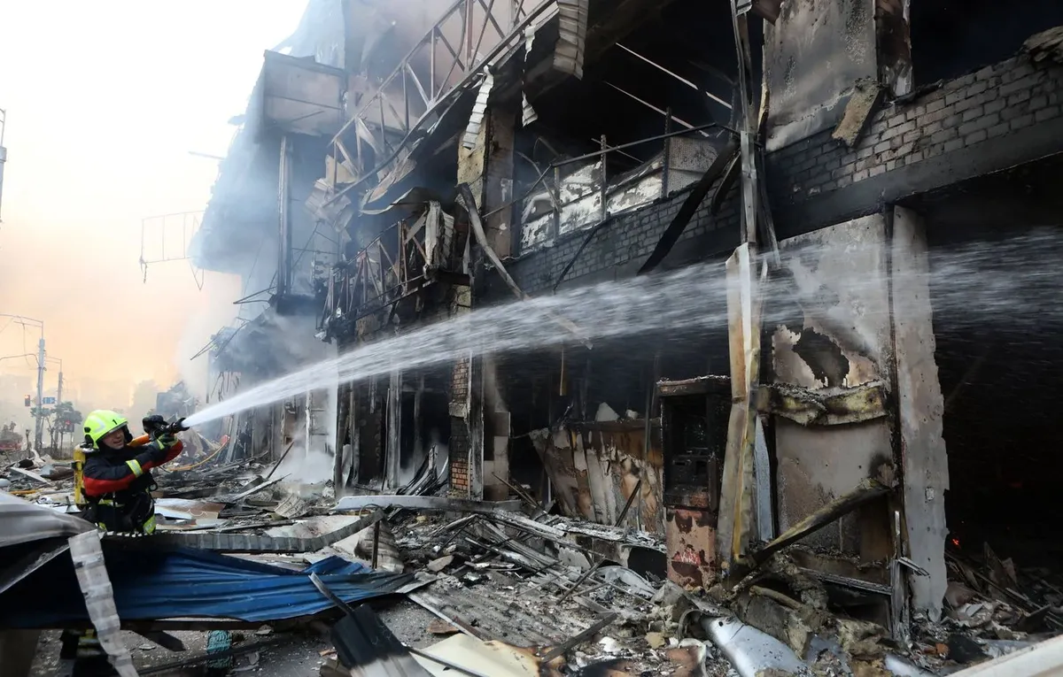 1444x920_260524-kiev-24-mai-2026-xinhua-un-pompier-tente-d-eteindre-un-incendie-dans-un-centre-commercial-de-kiev-en-ukraine-le-24-mai-2026-une-attaque-massive-de-missiles-balistiques-a-frappe-la-capitale-ukrainienne.webp