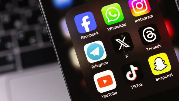 RESEAUX-SOCIAUX-shutterstock_2525875883.webp