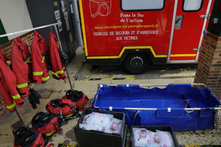 une-baignoire-de-refroidissement-d-urgence-et-des-poches-de-glace-dans-une-case.jpg