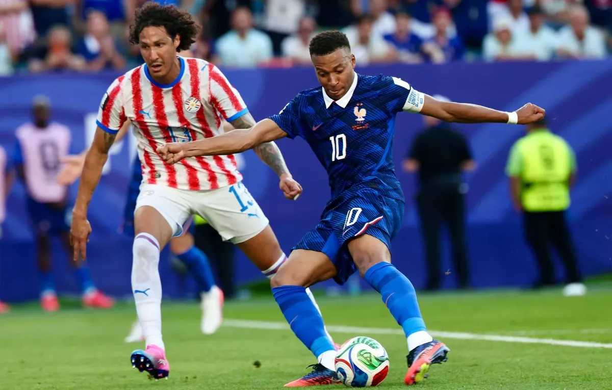 1444x920_philadelphie-pennsylvanie-04-juillet-kylian-mbappe-de-l-equipe-de-france-tire-lors-du-match-des-8es-de-finale-de-la-coupe-du-monde-de-la-fifa-2026-entre-le-paraguay-et-la-france-le-4-juillet-2026-a-phila.webp