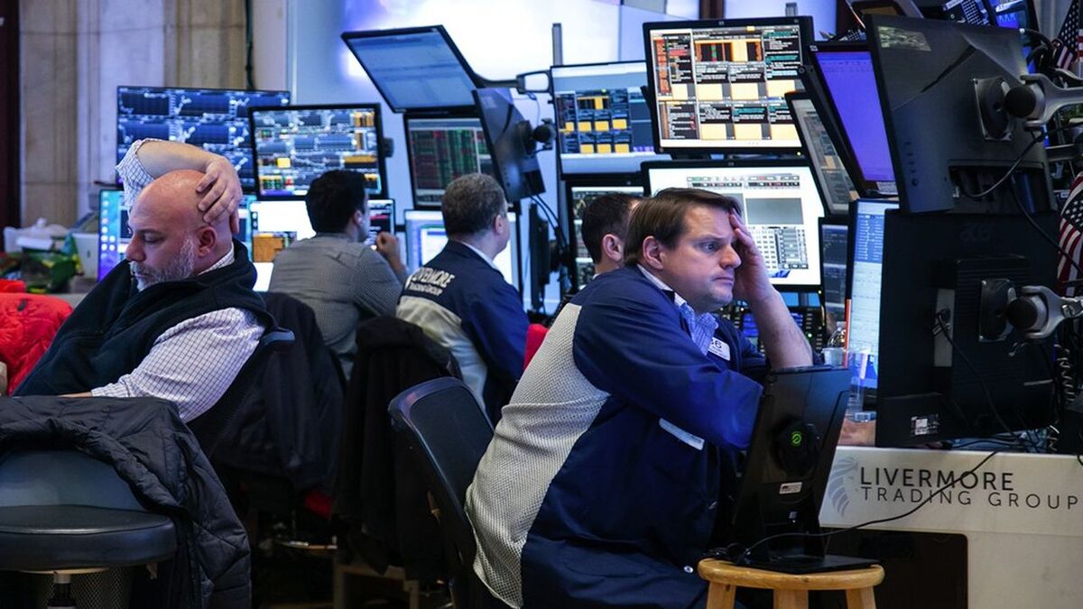 Traders work on the floor of the New York Stock Exchange (NYSE) in New York, US, on Tuesday, Jan. 2, 2023. US stocks are likely to take a breather from their rapid gains before a potential fresh catalyst arrives in the form of the next earnings season, according to Oppenheimer Asset Management. Photographer: Michael Nagle/Bloomberg
