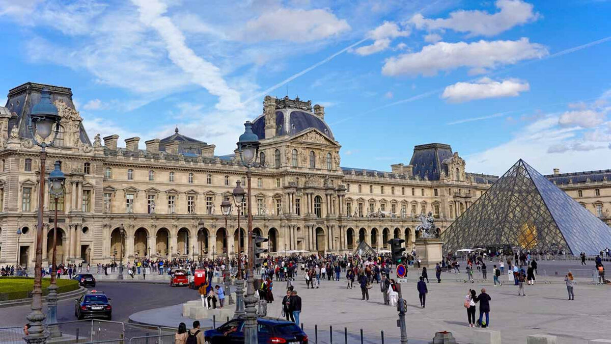 initial-musee-du-louvre-tourisme.jpg